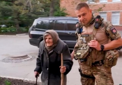 &quot;Ту війну пережила, і цю переживаю&quot;: 98-річна жінка пройшла 10 км, щоб вибратися з окупації
