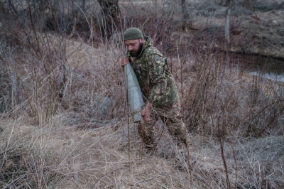 ЗМІ: Українським бійцям доводиться шукати снаряди, що не розірвалися, в болотах і на мінних полях